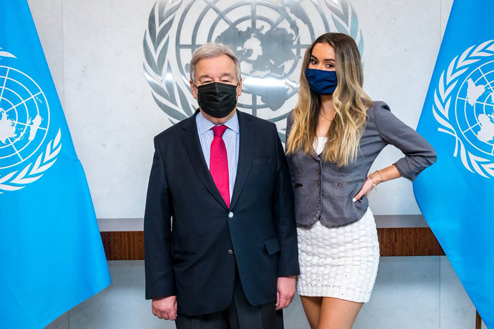 Le secrétaire général des Nations unies António Guterres en compagnie de la militante et experte en changements climatiques Sophia Kianni, à la COP 27 de Charm el-Cheikh en novembre 2022.