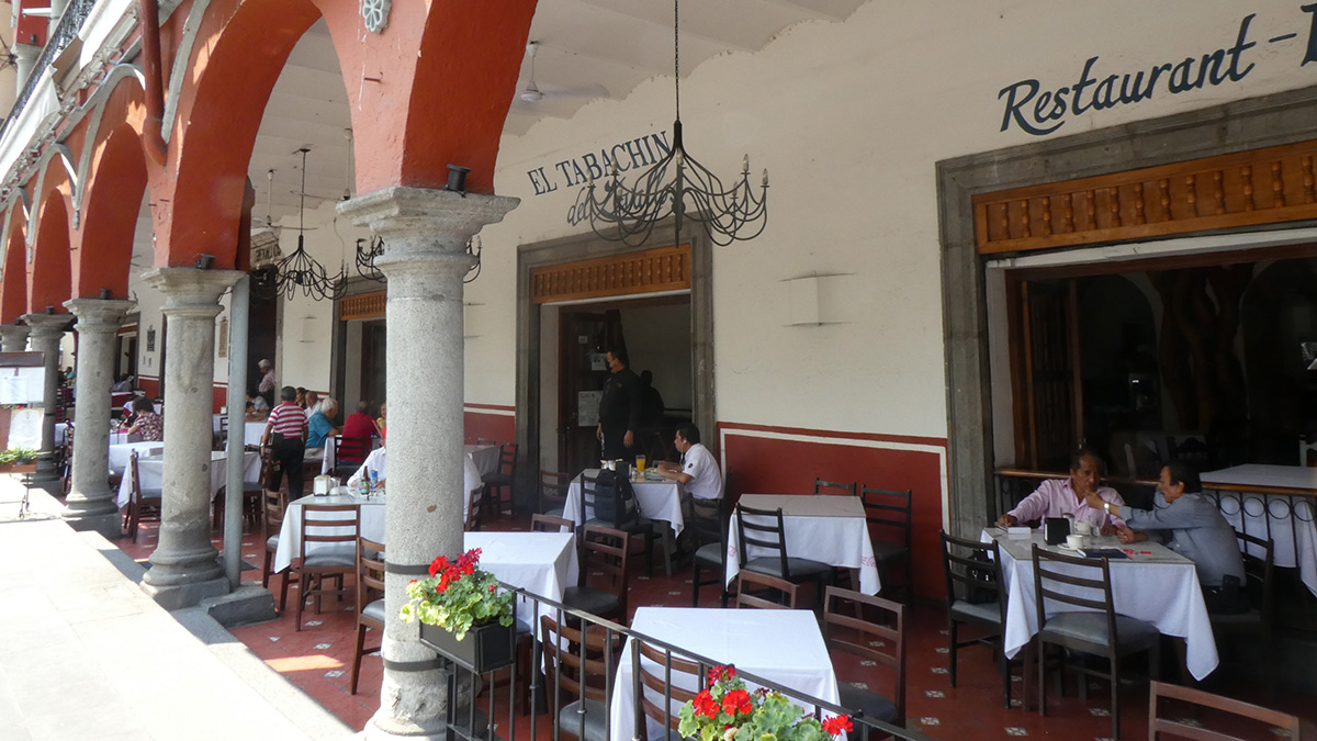 Les élégantes arcades du Café Parroquia, Casa Zevallos, au centre de Córdoba.