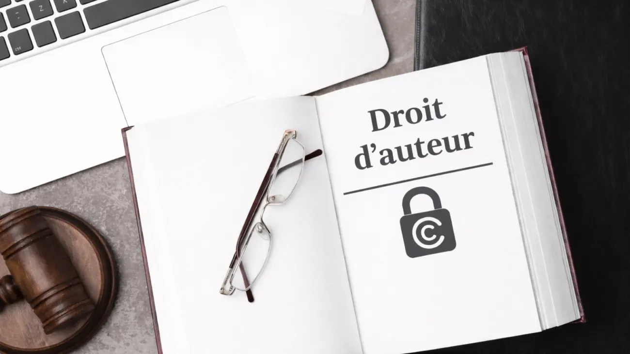Livre sur le droit d'auteur posé devant un ordinateur portable