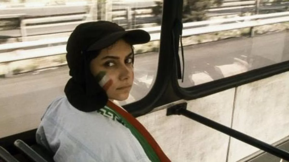 Une jeune fan de soccer iranienne. Extrait du film Offside de Jafar Panahi.