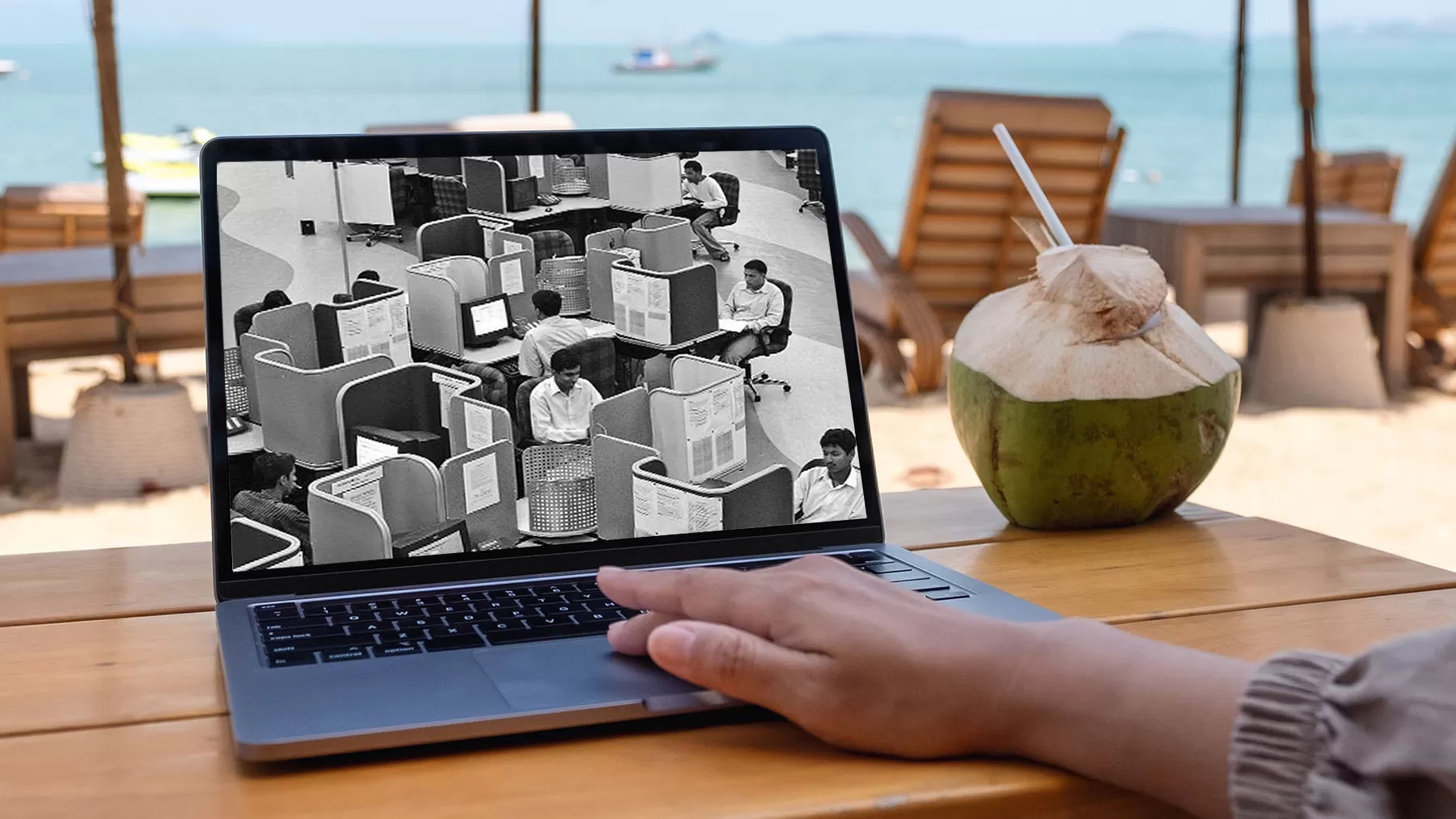 Ordinateur portable en bord de plage affichant une photo de centre d'appels