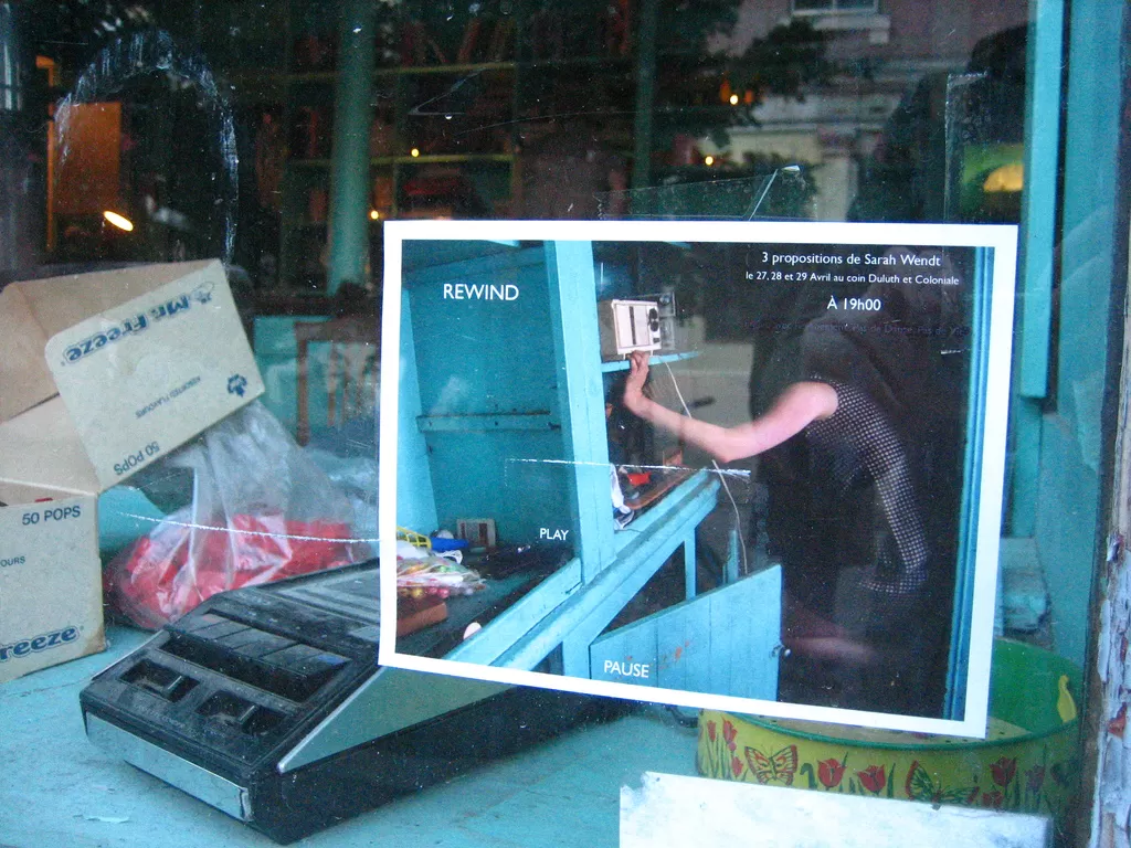 Affichette de Rewind, Play, Pause dans la vitrine du commerce P. Gillman