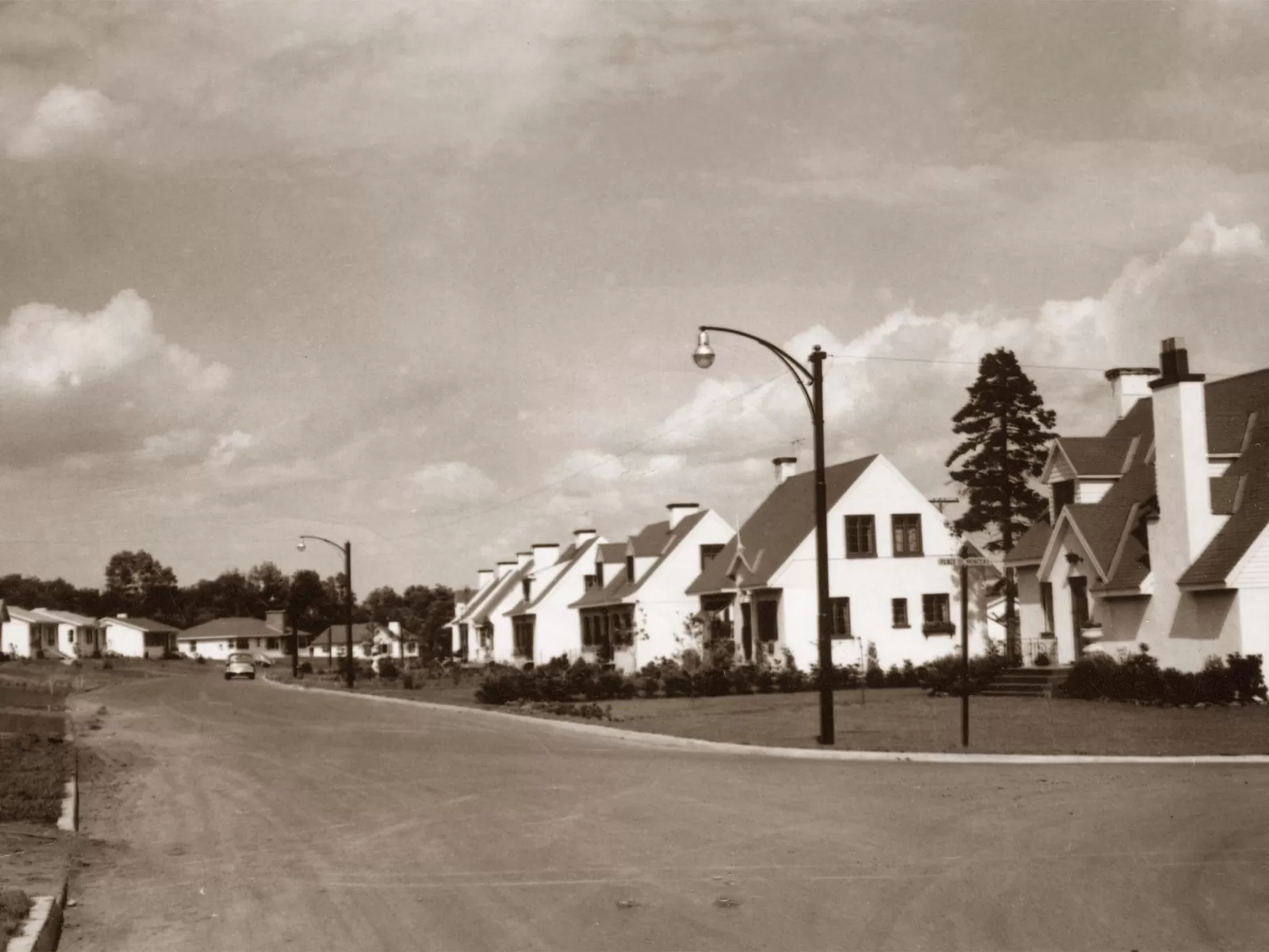 Vue de la rue des Hospitalières en 1953, en direction Est