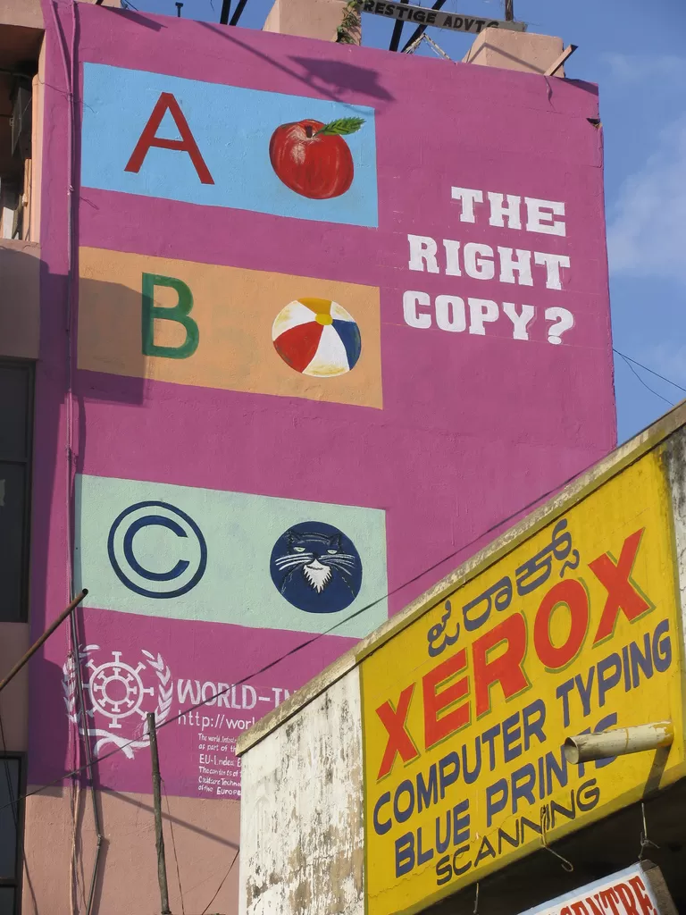 Murale sur le thème du copyright à Bangalore, en Inde.