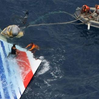 Empennage du vol AF447 flottant à la surface de l'Atlantique