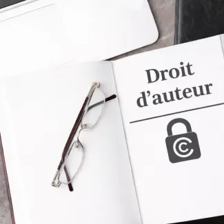 Livre sur le droit d'auteur posé devant un ordinateur portable