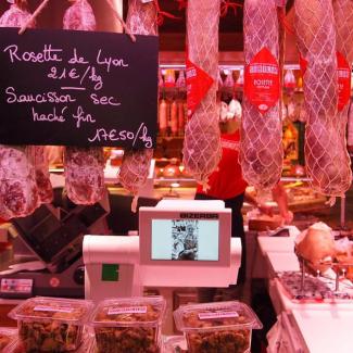 Étalage de charcuteries du comptoir Colette Sibilia aux Halles de Lyon Paul-Bocuse