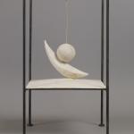 Alberto Giacometti, Boule suspendue, 1930-1931. Plâtre, métal peint et ficelle, 60,6 x 35,6 x 36,1 cm. Succession Alberto Giacometti/ SODRAC pour le Canada (2018)