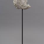 Alberto Giacometti, Tête sur tige, 1947. Plâtre peint, 54 x 19 x 15 cm. Succession Alberto Giacometti/ SODRAC pour le Canada (2018)
