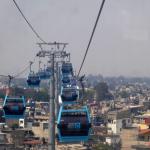 La ligne 2 du Cablebus survolant les confins de la capitale mexicaine.