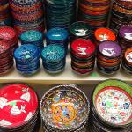 Étalage d'assiettes de céramique