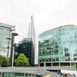 Le Shard et les immeubles vitrés entourant l'hôtel de ville