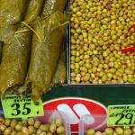 Feuilles de vigne et olives en vrac