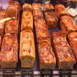 Étalage de pâtés en croûte traditionnels aux Halles de Lyon Paul-Bocuse
