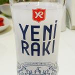 Verre de raki servi en apéritif